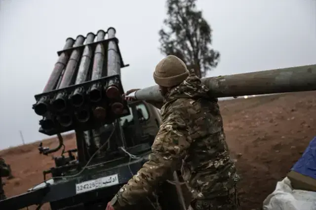 Komşuda tarihi an! Terör örgütünün sözde bayrağını silahla vurarak düşürdü