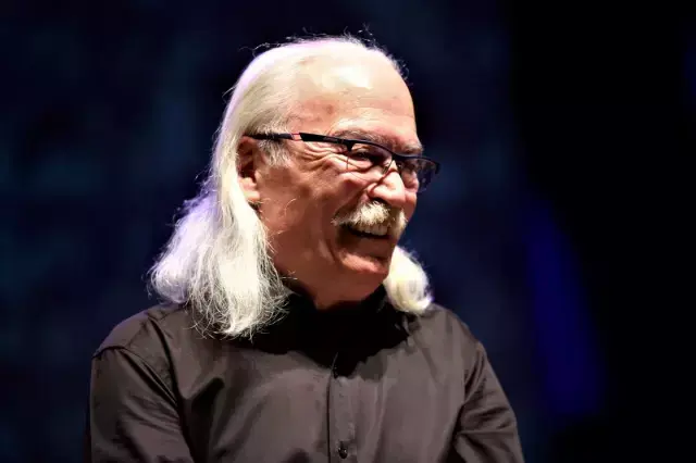 Ünlü sanatçı Cahit Berkay kullandığı araçla restorana daldı