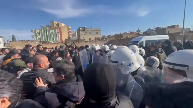 DEM Parti grup toplantısı ortalık karıştı! Polise taş atıldı, arbede çıktı