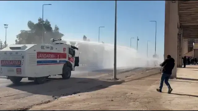 DEM Parti grup toplantısı ortalık karıştı! Polise taş atıldı, arbede çıktı