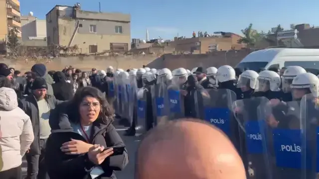 DEM Parti grup toplantısı ortalık karıştı! Polise taş atıldı, arbede çıktı