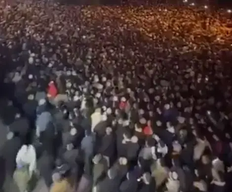 Görüntüler ortaya çıktı! Menzil lideri İzmir'de toplanan kalabalığa tövbe ettirmiş