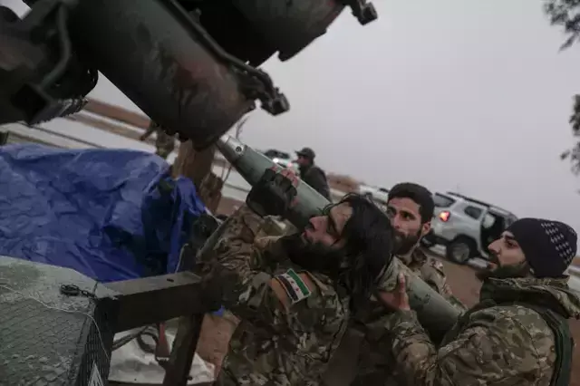 Komşuda tarihi an! Terör örgütünün sözde bayrağını silahla vurarak düşürdü