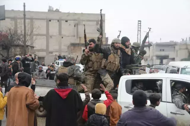 Komşuda tarihi an! Terör örgütünün sözde bayrağını silahla vurarak düşürdü