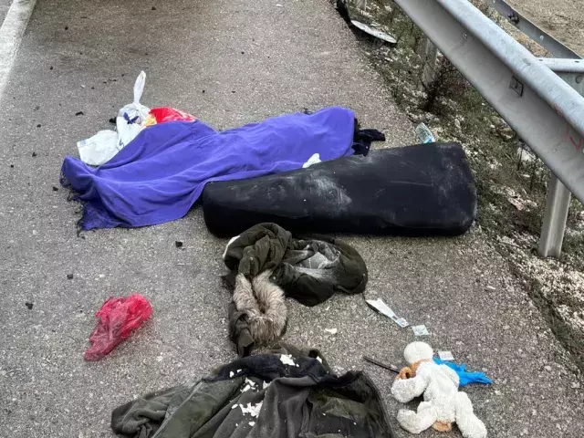 Katliam gibi bir kaza daha! 2 otomobil kafa kafaya çarpıştı