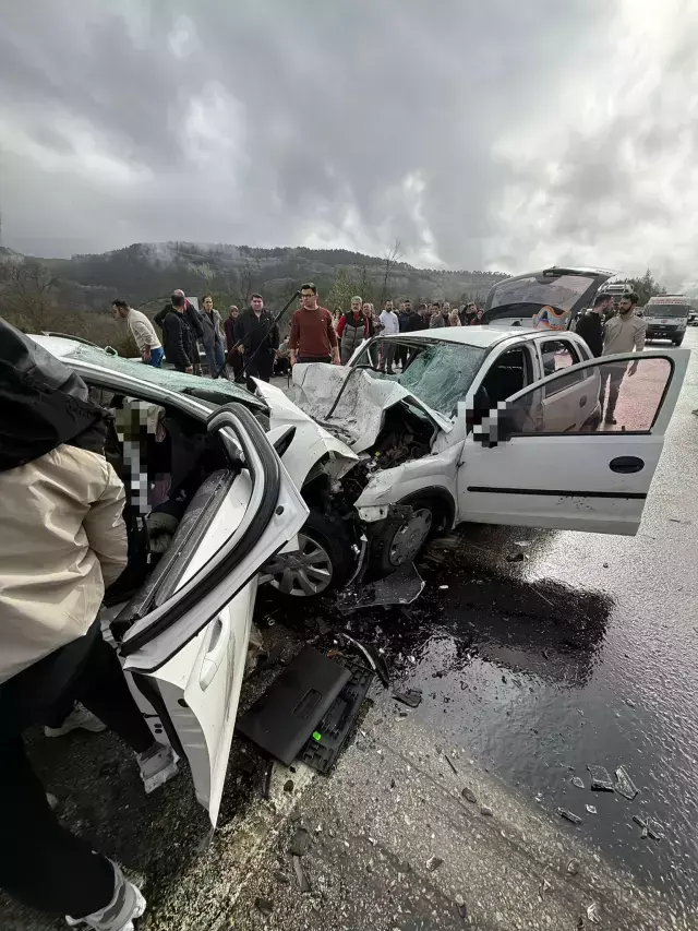 Antalya'da katliam gibi bir kaza daha! 1 otomobil kafa kafaya çarpıştı
