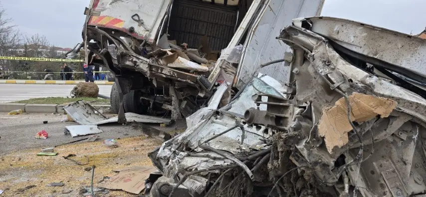 Freni patlayan tır dehşet saçtı: Öğrenci servisi dahil 7 araç birbirine girdi, 18 yaralı