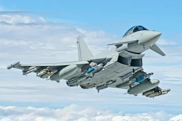 Arap ülkesi gece yarısı alarma geçti! Tek tek vurdular