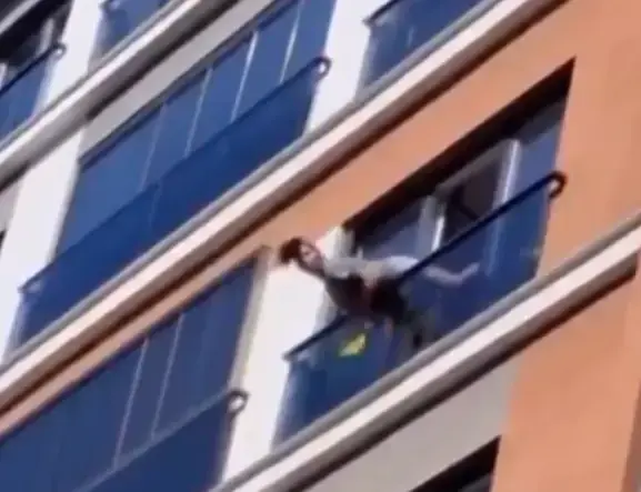 Ünlü şarkıcı cam sildi, onu görenlerin yüreği ağzına geldi