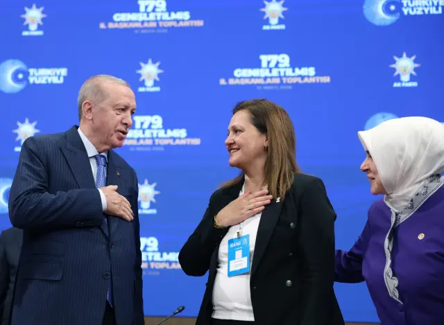 Afyonkarahisar Belediye Başkanı Burcu Köksal, toplantıda AK Parti rozetini taktı.&nbsp;