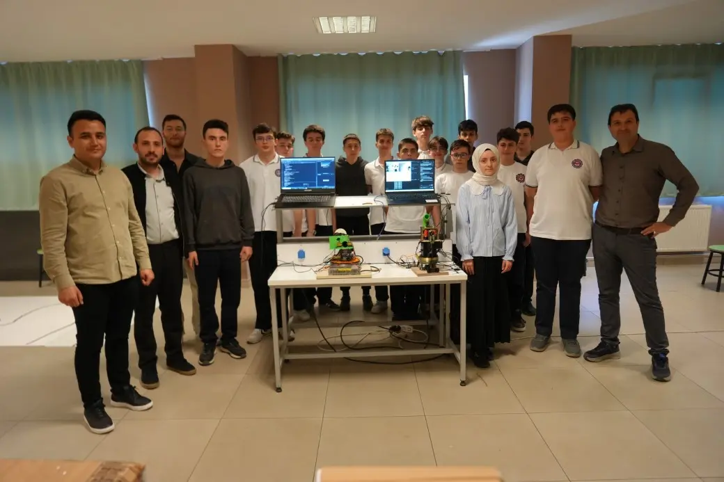 Ok atan ve hedef takip eden robot yaptılar: 