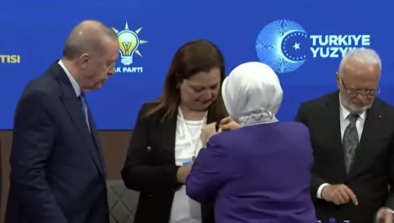 Afyonkarahisar Belediye Başkanı Burcu Köksal AK Partiye katıldı | Rozetini Cumhurbaşkanı Erdoğan taktı... İşte Köksalın ilk açıklaması