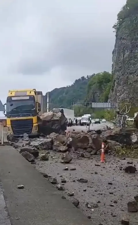 Artvin’de Sarp Sınır Kapısı yolunda heyelan