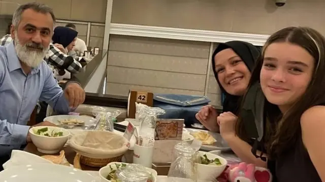 Oyuncu&nbsp;Ülkü Hilal Çiftçi (sağ önde), baba Ünal Çiftçi (solda) ve anne Kader Çiftçi (sağ arkada)